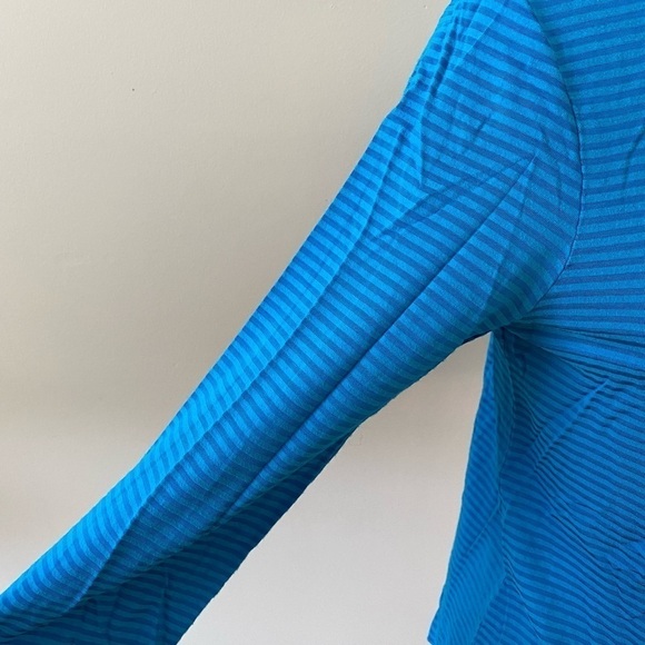 Women’s Blue Striped Chicos Size 1 Top - Picture 4 of 5